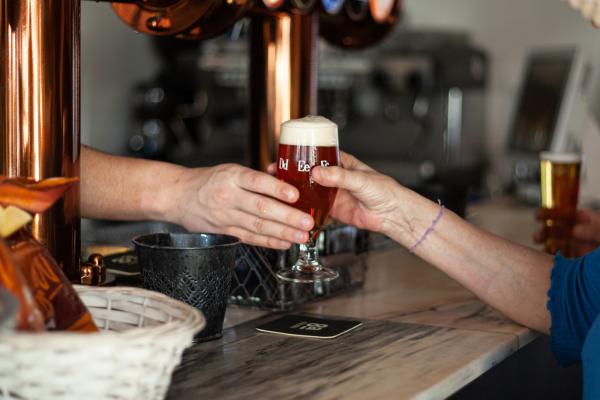 Boheme_Alexandra_Farinho_Epopeia_Brands™_2022-3.jpg cerveja na mão